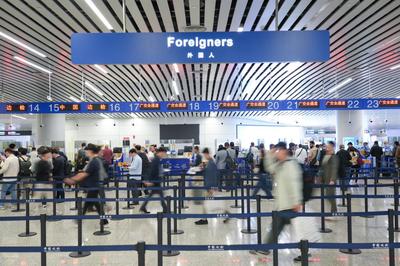 五一假期臨近，白云機(jī)場(chǎng)口岸出入境客流預(yù)計(jì)突破4.3萬(wàn)人次，服務(wù)升級(jí)應(yīng)對(duì)高峰